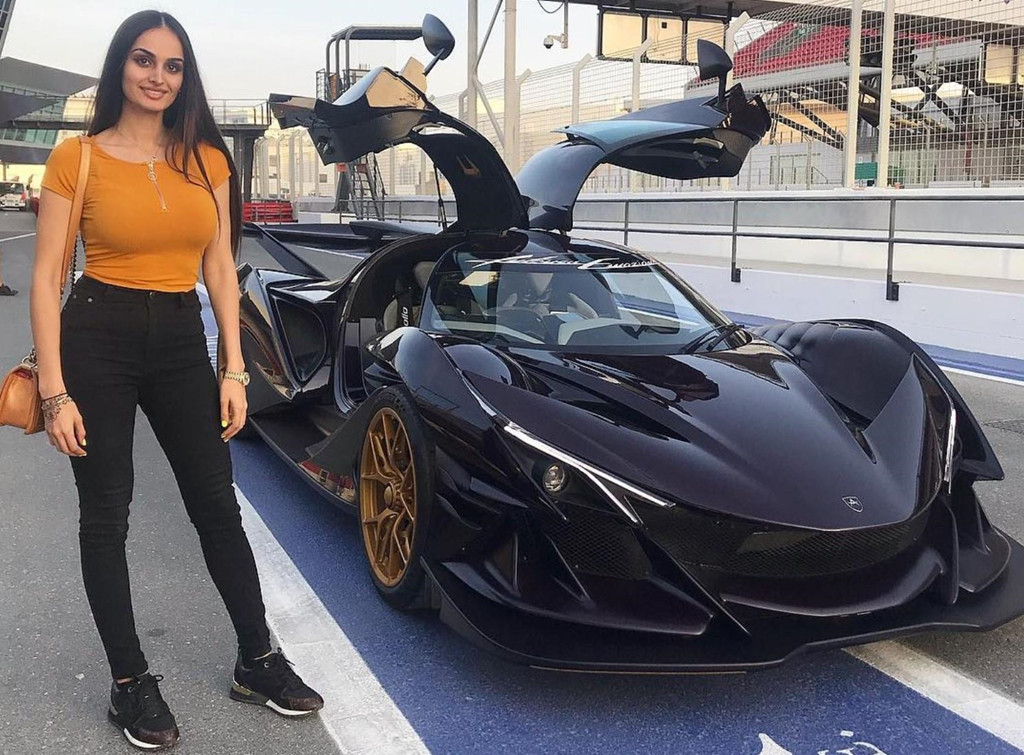 Ngoài những siêu xe "phổ thông", Lana cũng được tiếp xúc những siêu xe hàng hiếm như chiếc Batmobile, Apollo Intensa Emozione. Apollo Intensa Emozione có số lượng rất hạn chế, chỉ có đúng 10 chiếc được xuất xưởng với giá khởi điểm lên đến 2,7 triệu USD.