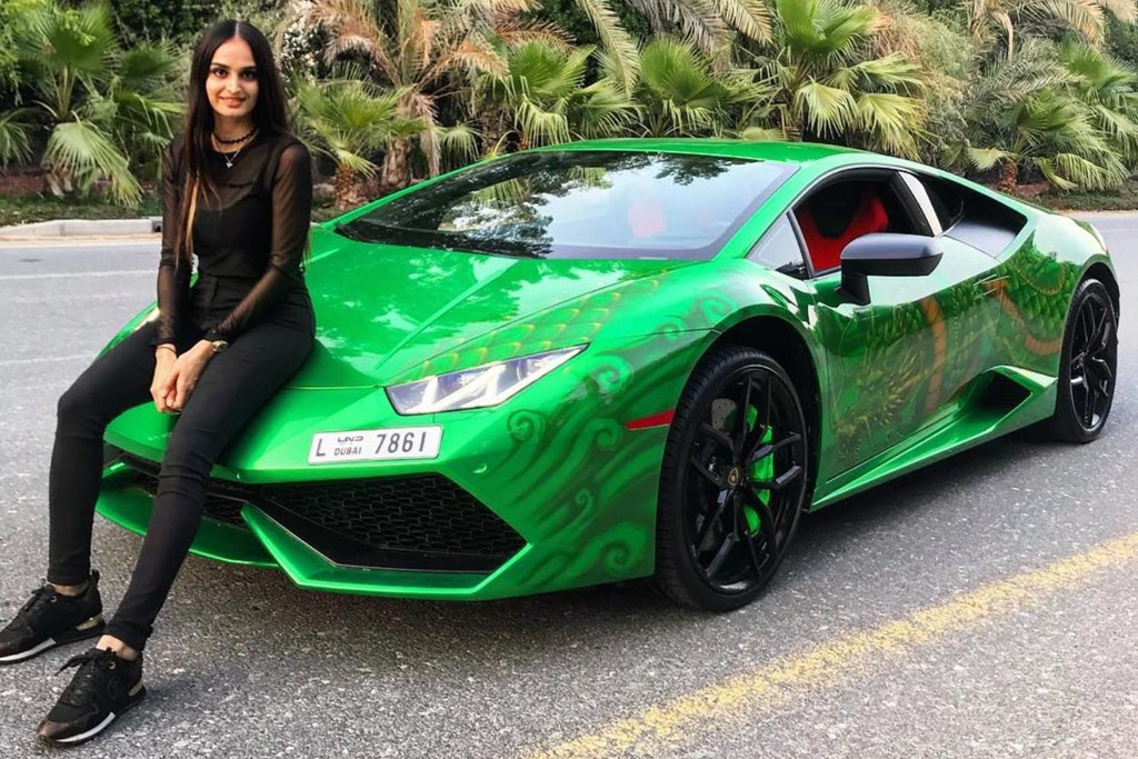 Chiếc Lamborghini Huracan thuộc sở hữu của Lana với khá nhiều lần đổi màu. Xe nguyên bản màu trắng nhưng được Lana thay đổi sang màu tím, xanh ngọc bích, đen và hiện tại là màu xanh chrome với họa tiết in 3D.