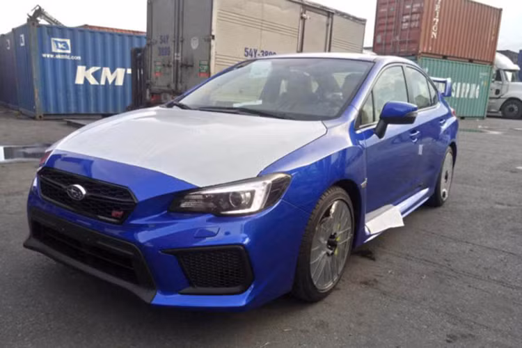 Chiếc sedan hiệu năng cao Subaru WRX STi 2018 vừa cập cảng Việt Nam với ngoại thất màu xanh dương, bộ kẹp phanh màu vàng đầy ấn tượng. WRX STi là phiên bản hiệu năng cao của dòng xe Subaru Impreza - chiếc xe thuộc phân khúc hạng C với cả kiểu sedan và hatchback.