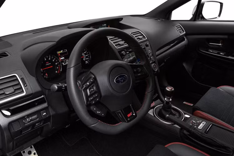 Ghế ngồi của xe cũng được bọc da cao cấp và vải nhung alcantara, riêng hàng ghế trước là loại ghế thể thao của hãng Recaro. Tuy nhiên, phiên bản WRX STI 2018 vẫn tiếp tục sử dụng khá nhiều chi tiết nhựa cứng, khiến nội thất của xe trông không được bắt mắt so với bên ngoài. Nằm ở phía trên bảng táp-lô là màn hình hiển thị cung cấp các thông số khi vận hành như áp suất turbo, nhiệt độ dầu...