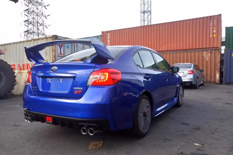 Chiếc WRX STi 2018 vừa cập cảng Việt Nam cũng là phiên bản hiệu năng cao của mẫu Impreza mới nhất thế hệ thứ 5. Xe nổi bật với ngoại thất màu xanh dương, cùng các chi tiết màu đen ở cản trước, lưới tản nhiệt, khe hút gió, cản sau và đáng chú ý là cánh gió đuôi cỡ lớn.
