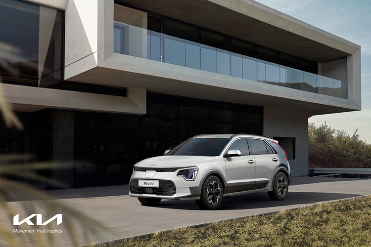 Đáng tiếc là giá xe Kia Niro 2022 vẫn chưa được công bố. Chỉ biết rằng, mẫu SUV cỡ C này sẽ được bán ở Đông Nam Á, cụ thể là Malaysia vào quý IV năm sau. Khác với xe ở Hàn Quốc, Kia Niro 2022 dành cho thị trường Malaysia sẽ chỉ có phiên bản hybrid.