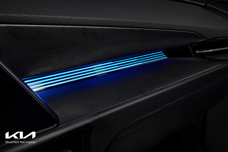 Trên mặt táp-lô này xuất hiện màn hình cong, kết hợp giữa bảng đồng hồ kỹ thuật số và màn hình thông tin giải trí, cả hai đều có kích thước 10,25 inch. Bên cạnh đó là núm xoay chuyển số, hệ thống điều hòa đi kèm màn hình riêng, hệ thống đèn viền nội thất và màn hình hiển thị thông tin kính lái HUD. 