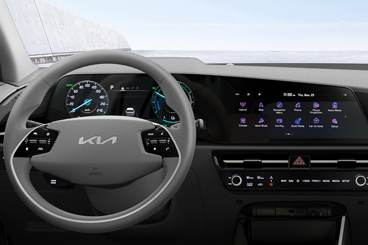 Bên trong Kia Niro 2022 là không gian nội thất 5 chỗ với mặt táp-lô được thiết kế bất đối xứng, tạo cảm giác ôm lấy người lái và hành khách phía trước.