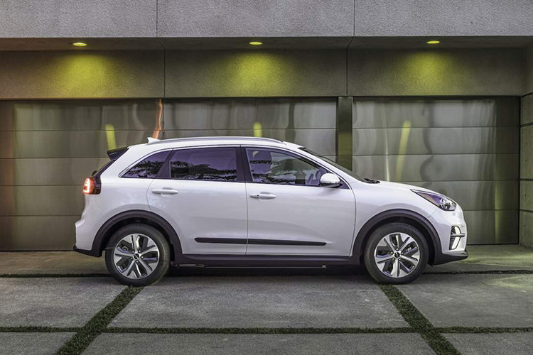 Chưa hết, hàng ghế trước của Kia Niro 2022 còn được thiết kế như móc treo quần áo trong khi hàng ghế sau có tính năng sưởi. Ghế được bọc bằng da nhân tạo sinh học, làm từ sợi lá bạch đàn. Riêng phần trần xe được bọc bằng chất liệu tái chế.