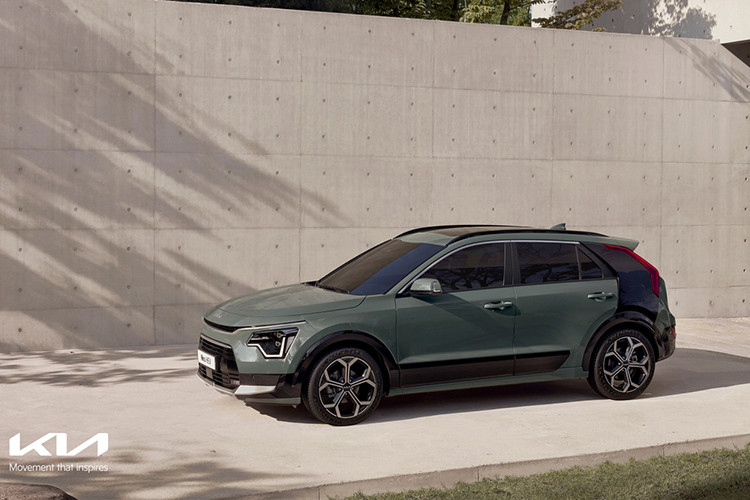 Tuy nhiên, hệ truyền động hybrid này giúp Kia Niro 2022 tiết kiệm xăng hơn, xe chỉ tiêu thụ lượng xăng trung bình 20,8 km/lít (khoảng 4,8 lít/100 km). So với thế hệ cũ vốn sở hữu lượng xăng tiêu thụ trung bình 19,5 km/lít (5,1 lít/100 km), Kia Niro Hybrid 2022 tiết kiệm hơn đáng kể.