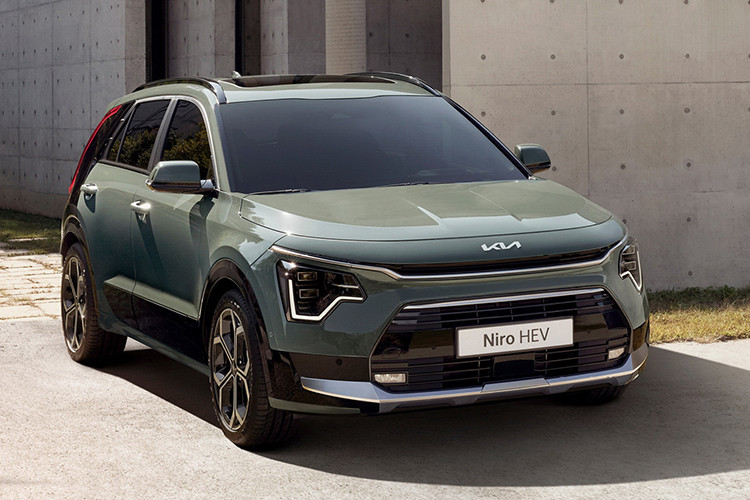 Đến nay, hãng Kia đã công bố thông số tiêu thụ nhiên liệu của Kia Niro Hybrid 2022 mới. Theo đó, mẫu xe này được trang bị động cơ xăng 4 xi-lanh, tăng áp, dung tích 1.6L, mô-tơ điện, hộp số tự động ly hợp kép 6 cấp và cụm pin 1,56 kWh. Hệ truyền động này tạo ra công suất tổng cộng 139 mã lực và mô-men xoắn cực đại 265 Nm như cũ.