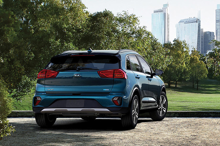 Không chỉ tiết kiệm xăng hơn, Kia Niro 2022 còn thay đổi thiết kế theo phong cách táo bạo hơn. Xe được trang bị dải đèn LED định vị ban ngày hình nhịp tim, bao quanh cụm đèn pha nằm dọc. Tiếp đến là lưới tản nhiệt phía trên được thiết kế hẹp và lưới tản nhiệt bên dưới có kích thước lớn, tích hợp 2 đèn sương mù trước nằm ngang. Ngoài ra, xe còn có tấm ốp gầm giả màu bạc, kéo dài sang hai bên.