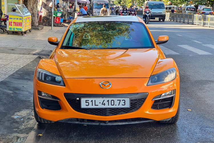 So với lần nhập về nước trước đó, ở lần này, ngoại thất xe không thay đổi quá nhiều, dù ông Vũ nổi tiếng không thích các bộ áo sặc sỡ, nhưng cũng để ngoại thất chiếc Mazda RX-8 này "zin" với màu cam bóng rất nổi bật, tuy nhiên, doanh nhân này dán thêm màu trắng ở nẹp sườn, nóc xe và quan trọng, 2 bên cửa là UN, 1 cách thể hiện và nhận biết xe của Đặng Lê Nguyên Vũ ở Việt Nam.