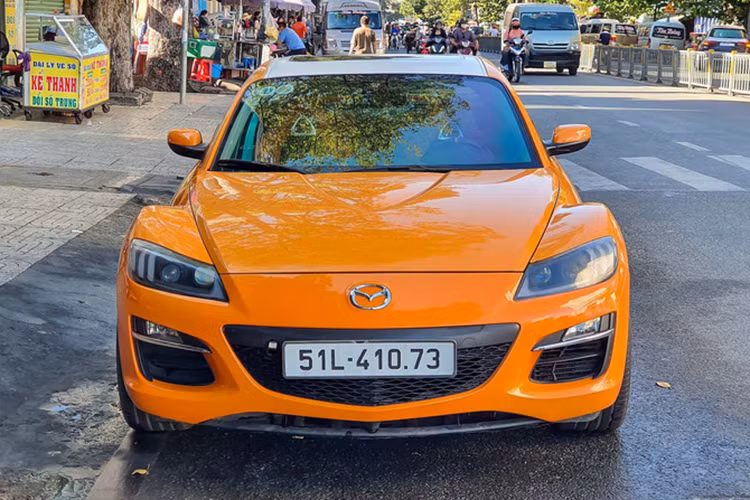 So với lần nhập về nước trước đó, ở lần này, ngoại thất xe không thay đổi quá nhiều, dù ông Vũ nổi tiếng không thích các bộ áo sặc sỡ, nhưng cũng để ngoại thất chiếc Mazda RX-8 này "zin" với màu cam bóng rất nổi bật, tuy nhiên, doanh nhân này dán thêm màu trắng ở nẹp sườn, nóc xe và quan trọng, 2 bên cửa là UN, 1 cách thể hiện và nhận biết xe của Đặng Lê Nguyên Vũ ở Việt Nam.