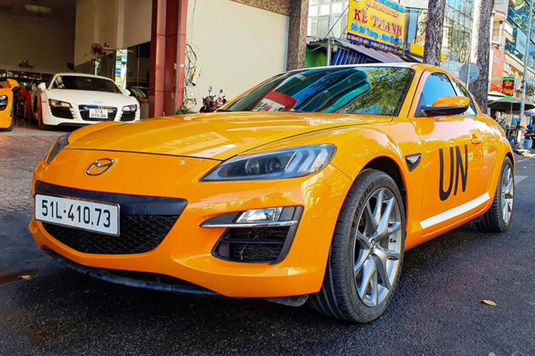 Mazda RX-8 sử dụng động cơ xoay của Renesis, dung tích 1,3 lít, tạo ra công suất 189 mã lực. Nhưng công suất tăng lên tới 238 mã lực trong các mẫu xe 2008-2012. Động cơ này có lợi thế tài chính đối với người tiêu dùng Nhật Bản khi dung tích động cơ vẫn dưới 1,5 lít, một quyết định quan trọng khi nộp thuế đường bộ hàng năm của Nhật Bản. Tùy theo thị trường mà xe sẽ có hộp số sàn 6 cấp hay tự động 5 cấp. 