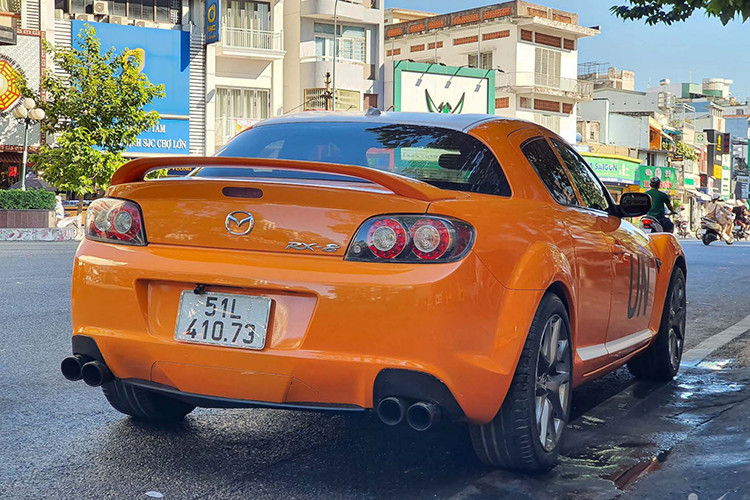 Mazda RX-8 thiết kế rất đẹp với đèn pha dài, uốn cong kết hợp cùng lưới tản nhiệt hình miệng cười, với hốc gió chia thành 3 phần, sơn đen, 2 hốc gió ngoài có thêm đèn sương mù, cụm đèn pha được nâng cấp lên dải đèn LED ban ngày, nhìn hiện đại.