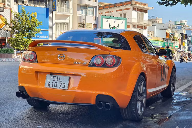 Mazda RX-8 thiết kế rất đẹp với đèn pha dài, uốn cong kết hợp cùng lưới tản nhiệt hình miệng cười, với hốc gió chia thành 3 phần, sơn đen, 2 hốc gió ngoài có thêm đèn sương mù, cụm đèn pha được nâng cấp lên dải đèn LED ban ngày, nhìn hiện đại.