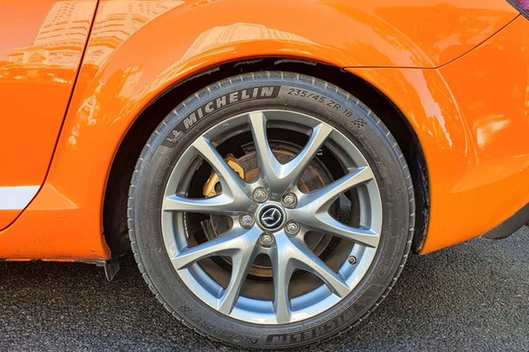 Vòng ra bên sườn, Mazda RX-8 có cặp mâm đa chấu sơn màu xám, ở đuôi xe, bên cạnh cặp đèn hậu mới hiện đại hơn, chiếc xe còn có cản sau được sửa đổi nhẹ. Nói đến độ độc lạ của Mazda RX-8 đó là cách bố trí cửa trước và sau đối xứng, giống kiểu cửa của Rolls-Royce nhưng thú vị là xe không có cột B, đó là phong cách rất hấp dẫn. 