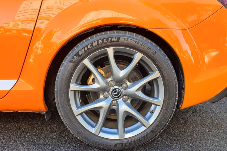 Vòng ra bên sườn, Mazda RX-8 có cặp mâm đa chấu sơn màu xám, ở đuôi xe, bên cạnh cặp đèn hậu mới hiện đại hơn, chiếc xe còn có cản sau được sửa đổi nhẹ. Nói đến độ độc lạ của Mazda RX-8 đó là cách bố trí cửa trước và sau đối xứng, giống kiểu cửa của Rolls-Royce nhưng thú vị là xe không có cột B, đó là phong cách rất hấp dẫn. 