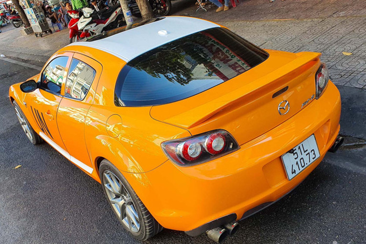 Hàng ghế sau của Mazda RX-8 thể thao cho cảm giác khá chật, nhưng việc xe không có cột B, cũng giúp hành khách phía sau ra vào dễ dàng hơn. Với người chơi xe chủ yếu sưu tập, có lẽ ông Vũ không quá bận tâm với hàng ghế này. Điều mà các nhân viên của "Qua" Vũ chú ý là việc độ thêm hộc đựng cốc và hộp đựng tàn xì gà.