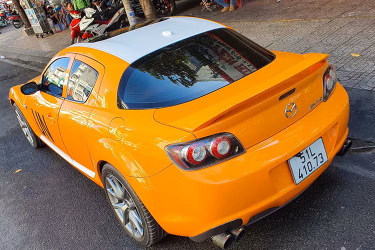 Hàng ghế sau của Mazda RX-8 thể thao cho cảm giác khá chật, nhưng việc xe không có cột B, cũng giúp hành khách phía sau ra vào dễ dàng hơn. Với người chơi xe chủ yếu sưu tập, có lẽ ông Vũ không quá bận tâm với hàng ghế này. Điều mà các nhân viên của "Qua" Vũ chú ý là việc độ thêm hộc đựng cốc và hộp đựng tàn xì gà.