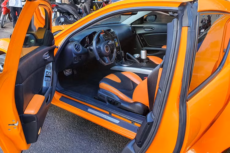 Mở 2 cánh cửa tự sát của xe Mazda RX-8 nhận thấy, nội thất còn khá mới, ghế ngồi được bọc da màu cam và đen, các chi tiết còn nguyên bản. Vì là một mẫu xe hướng tới cảm giác lái thể thao và đã ra đời 2 thập kỷ trước, nên các trang bị hiện đại không có, tuy nhiên dàn âm thanh của xe vẫn chất lượng khi của Bose. Nội thất xe đã được thay hệ thống giải trí với màn hình cảm ứng, 1 số chi tiết bọc giả carbon.