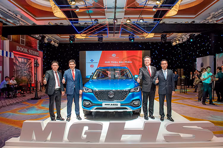 Thương hiệu xe Anh quốc MG quay trở lại thị trường Việt Nam với đơn vị phân phối mới là Tan Chong, hiện đang phân phối Nissan tại Việt Nam. Ở lần trở lại này, MG mang tới 2 mẫu xe, ZS ở phân khúc crossover hạng B sẽ cạnh tranh với Hyundai Kona, Ford EcoSport. Trong khi đó, HS ở phân khúc cao hơn cạnh tranh Honda CR-V, Mazda CX-5...