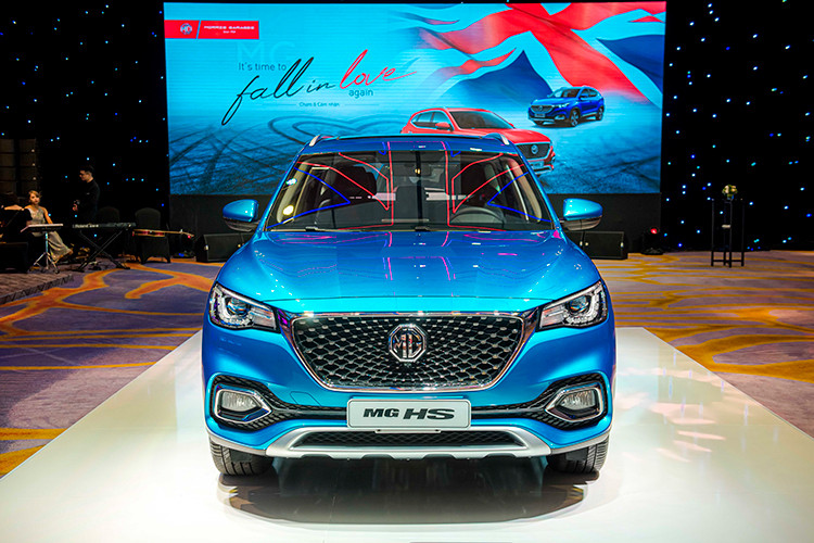Thiết kế ngoại thất của MG HS thế hệ mới này khá trẻ trung và hiện đại, không khỏi gợi nhớ đến mẫu Mazda CX-5 cùng phân khúc nhưng lại chất chơi hơn với lưới tản nhiệt có phần giống kiểu “sao rơi” trên những chiếc xe trang bị gói AMG của Mercedes-Benz. 