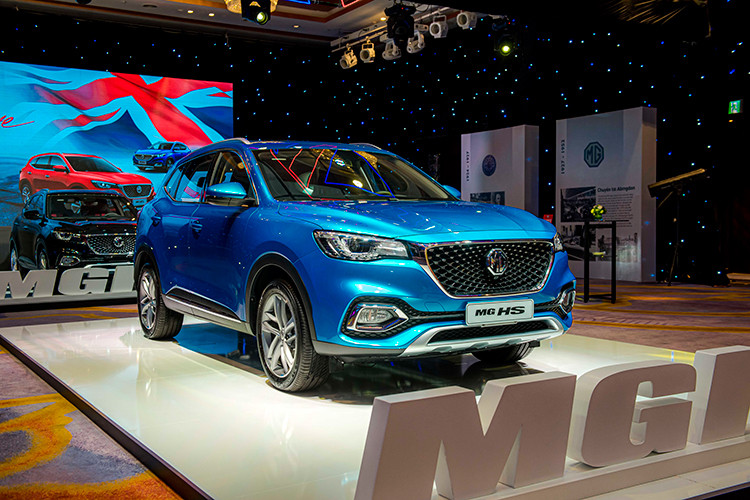 Tiếp theo là mẫu xe MG HS 2020 mới, mẫu crossover thuộc phân khúc trung, cạnh tranh trực tiếp với các đối thủ như Mazda CX-5, Honda CR-V hay Hyundai Tucson... Tương tự như người anh em MG ZS, MG HS được thiết kế theo hướng hiện đại và trẻ trung. Mẫu xe này có kích thước tổng thể DxRxC tương ứng 4.574 x 1.876 x 1.664 mm, chiều dài trục cơ sở 2.720 mm.