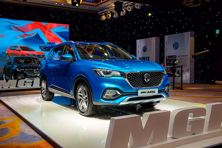 Tiếp theo là mẫu xe MG HS 2020 mới, mẫu crossover thuộc phân khúc trung, cạnh tranh trực tiếp với các đối thủ như Mazda CX-5, Honda CR-V hay Hyundai Tucson... Tương tự như người anh em MG ZS, MG HS được thiết kế theo hướng hiện đại và trẻ trung. Mẫu xe này có kích thước tổng thể DxRxC tương ứng 4.574 x 1.876 x 1.664 mm, chiều dài trục cơ sở 2.720 mm.