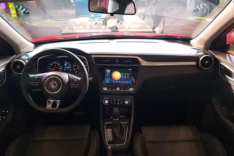 Nội thất bên trong thể thao với logo 3 chấu vát đáy, màn hình giải trí 8 inch đặt liền vào táp-lô nhưng có hỗ trợ kết nối Apple CarPlay, ghế ngồi bọc da màu đen thêu chỉ đỏ và đương nhiên không thiếu cửa sổ trời toàn cảnh cùng bộ lọc không khí. Các trang bị an toàn gồm có cân bằng điện tử, khởi hành ngang dốc, camera lùi và 6 túi khí an toàn. 