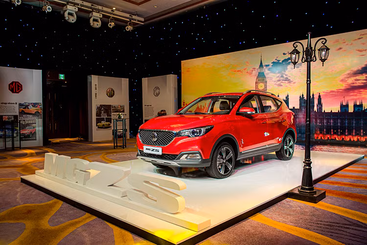 Đầu tiên đối với mẫu MG ZS 2020 mới thuộc phân khúc crossover hạng C, xe sở hữu phong cách thiết kế trẻ trung và năng động cùng số đo kích thước tương ứng DxRxC đạt 4.314 x 1.809 x 1.648 mm, chiều dài trục cơ sở 2.585 mm.