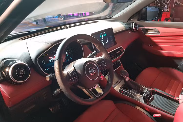 Tương tự như những sản phẩm khác cũng đến từ Trung Quốc, nội thất của MG HS tương đối hiện đại và cao cấp với chất liệu da. Các trang bị hấp dẫn bao gồm màn hình giải trí dạng cảm ứng kích cỡ 10,1 inch có hỗ trợ kết nối Apple CarPlay và Android Auto, bảng đồng hồ kỹ thuật số kích cỡ 12,3 inch, đèn trang trí nội thất, ghế bọc da thiết kế thể thao, cửa sổ trời toàn cảnh Panorama và hệ thống lọc không khí.