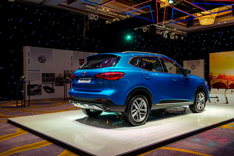 MG HS được trang bị khá nhiều tính năng an toàn hấp dẫn như cân bằng điện tử VDC, chống trượt TCS, phanh ABS, phanh EBD, kiểm soát phanh góc cua CBC, khóa vi sai điện XDS, chống lật ARP, hỗ trợ khởi hành ngang dốc HHC, hỗ trợ đổ đèo HDC, cảm biến áp suất lốp TPMS, chức năng làm khô phanh đĩa BDW, cảnh báo điểm mù BSD, cảnh báo mở cửa an toàn DOW, cảnh báo phương tiện cắt ngang phía sau RCTA, hỗ trợ chuyển làn LCA và 6 túi khí.