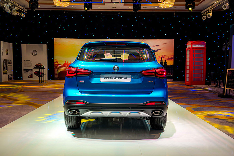 Phía bên dưới của xe, khu vực cản trước khá khỏe khoắn với phần ốp tương đối dày được sơn màu kim loại. Các trang bị ngoại thất nội bật bao gồm hệ thống đèn full LED, mâm hợp kim 5 chấu kép khá thể thao có kích cỡ 18 inch.