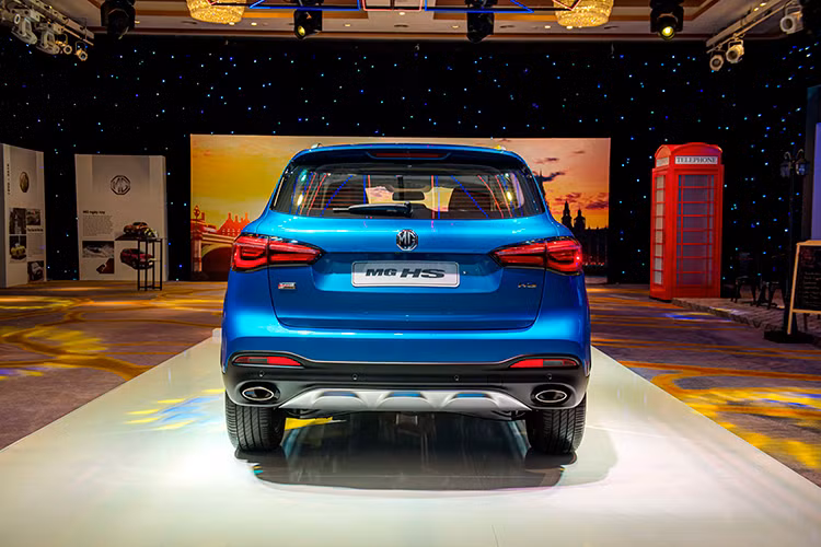 Phía bên dưới của xe, khu vực cản trước khá khỏe khoắn với phần ốp tương đối dày được sơn màu kim loại. Các trang bị ngoại thất nội bật bao gồm hệ thống đèn full LED, mâm hợp kim 5 chấu kép khá thể thao có kích cỡ 18 inch.