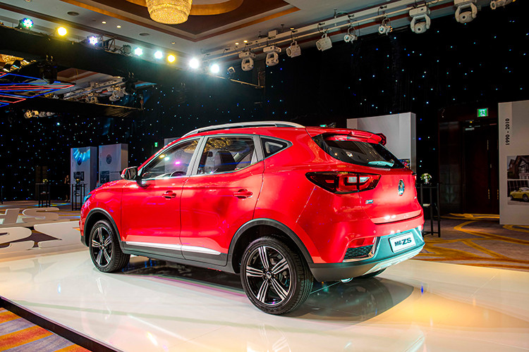 MG ZS thế hệ mới dù được phân phối với 3 phiên bản nhưng chỉ có 1 động cơ duy nhất tại thị trường Việt Nam là máy xăng dung tích 1.5L, kết hợp với hộp số vô cấp CVT và hệ dẫn động cầu trước cho công suất tối đa 112 mã lực và mô-men xoắn cực đại 150 Nm.
