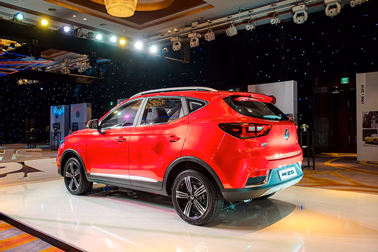 MG ZS thế hệ mới dù được phân phối với 3 phiên bản nhưng chỉ có 1 động cơ duy nhất tại thị trường Việt Nam là máy xăng dung tích 1.5L, kết hợp với hộp số vô cấp CVT và hệ dẫn động cầu trước cho công suất tối đa 112 mã lực và mô-men xoắn cực đại 150 Nm.