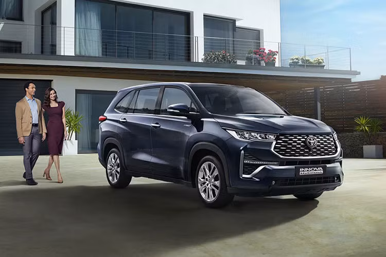 Sau khi ra mắt vào năm ngoái, mẫu xe MPV Toyota Innova 2023 mới đã được bán tại Ấn Độ với tên gọi Innova HyCross. Hãng xe Toyota cung cấp tới 8 phiên bản của Innova HyCross tại thị trường tiềm năng này, chia đều cho động cơ xăng và hybrid.