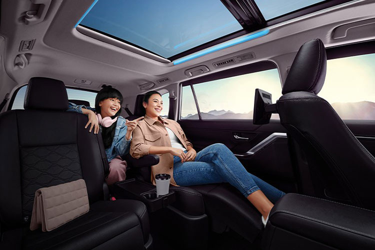 Nội thất được nâng cấp với táp-lô có thiết kế phân tầng hiện đại và cụm điều khiển trung tâm mới. Các trang bị nội thất cũng cực kỳ đa dạng với màn hình cảm ứng 10,1 inch, hỗ trợ kết nối Android Auto/Apple CarPlay, điều hòa tự động 2 vùng điều khiển bằng cảm ứng, sạc không dây, cửa sổ trời, đèn viền LED, phanh tay điện tử và tự động giữ phanh tạm thời. 