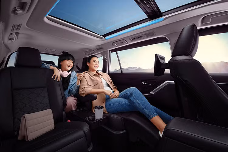 Nội thất được nâng cấp với táp-lô có thiết kế phân tầng hiện đại và cụm điều khiển trung tâm mới. Các trang bị nội thất cũng cực kỳ đa dạng với màn hình cảm ứng 10,1 inch, hỗ trợ kết nối Android Auto/Apple CarPlay, điều hòa tự động 2 vùng điều khiển bằng cảm ứng, sạc không dây, cửa sổ trời, đèn viền LED, phanh tay điện tử và tự động giữ phanh tạm thời. 