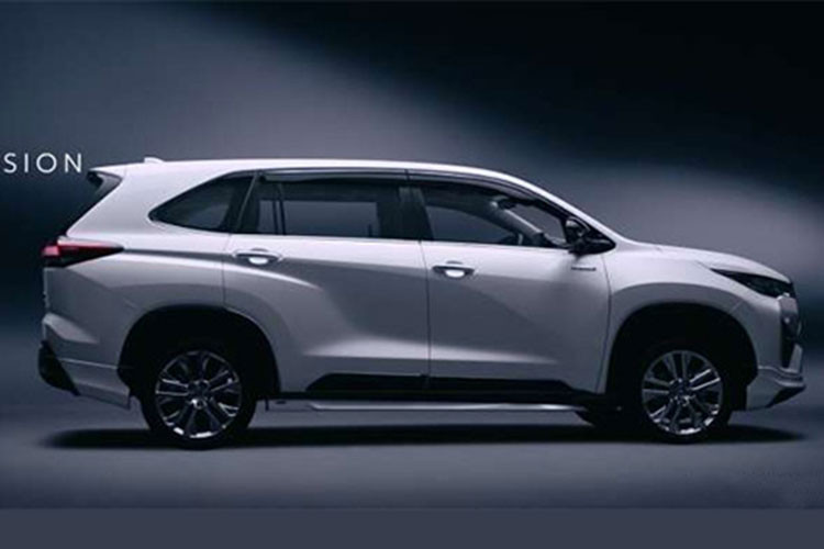 Nằm bên dưới nắp ca-pô của xe là 2 tùy chọn động cơ. Trong đó, phiên bản hybrid vận hành nhờ động cơ xăng Atkinson Cycle 4 xi-lanh, dung tích 2.0L, kết hợp cùng mô-tơ điện. Xe được trang bị bộ pin riêng và có chế độ vận hành chỉ bằng điện giúp tiết kiệm nhiên liệu.