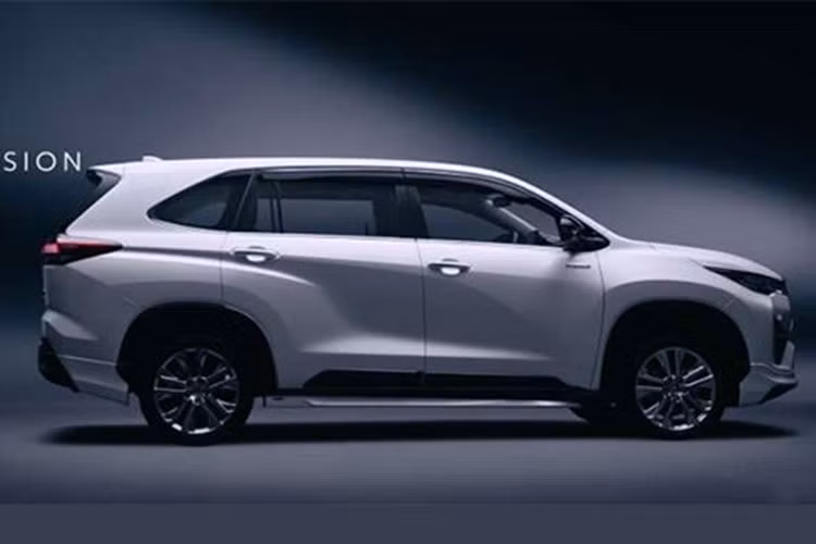 Nằm bên dưới nắp ca-pô của xe là 2 tùy chọn động cơ. Trong đó, phiên bản hybrid vận hành nhờ động cơ xăng Atkinson Cycle 4 xi-lanh, dung tích 2.0L, kết hợp cùng mô-tơ điện. Xe được trang bị bộ pin riêng và có chế độ vận hành chỉ bằng điện giúp tiết kiệm nhiên liệu.