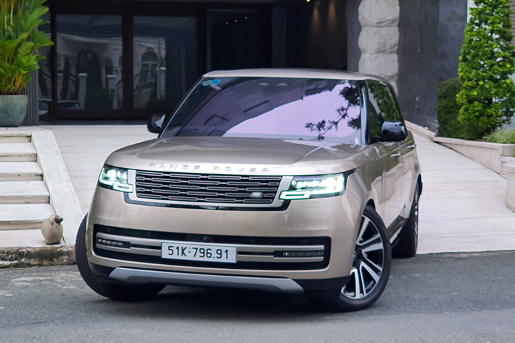 Tại Việt Nam, Land Rover Range Rover thế hệ mới được phân phối với 3 phiên bản chính là Range Rover SE, Range Rover Autobiography và Range Rover SV. Mỗi phiên bản đều có nhiều biến thể trang bị và động cơ khác nhau, với các mức giá khởi điểm lần lượt là 10,119 tỷ đồng, 12,159 tỷ đồng và 16,869 tỷ đồng.