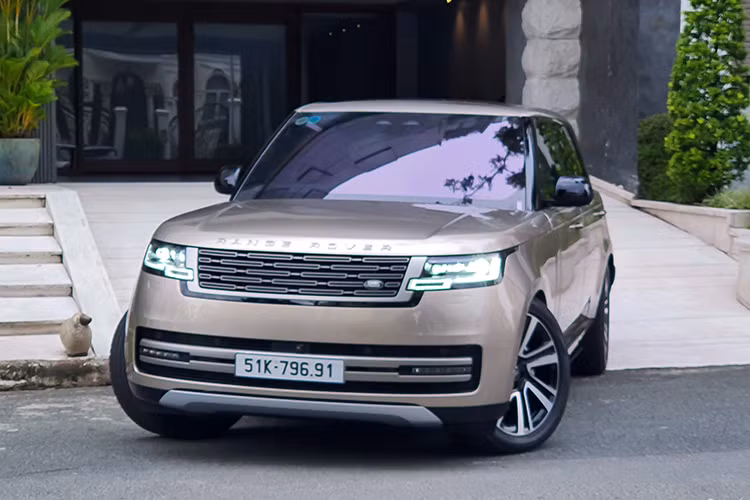 Tại Việt Nam, Land Rover Range Rover thế hệ mới được phân phối với 3 phiên bản chính là Range Rover SE, Range Rover Autobiography và Range Rover SV. Mỗi phiên bản đều có nhiều biến thể trang bị và động cơ khác nhau, với các mức giá khởi điểm lần lượt là 10,119 tỷ đồng, 12,159 tỷ đồng và 16,869 tỷ đồng.