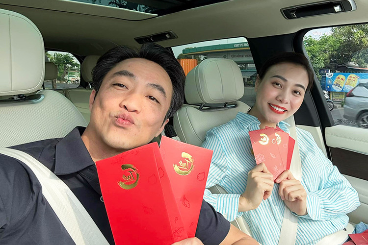 Chiếc Range Rover 2024 này sở hữu nội thất bọc da cao cấp Windsor màu kem Perlino. Hãng xe cũng cho phép khách hàng có thể cá nhân hóa nhiều chi tiết khác như trần xe, ốp trang trí, vô lăng, thảm sàn, màn hình hiển thị, hệ thống âm thanh…