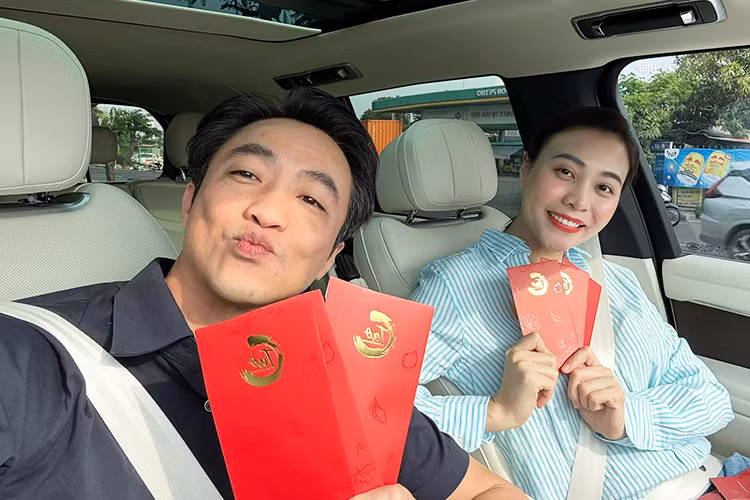 Chiếc Range Rover 2024 này sở hữu nội thất bọc da cao cấp Windsor màu kem Perlino. Hãng xe cũng cho phép khách hàng có thể cá nhân hóa nhiều chi tiết khác như trần xe, ốp trang trí, vô lăng, thảm sàn, màn hình hiển thị, hệ thống âm thanh…