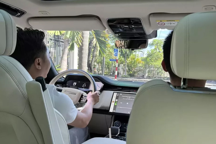 Ngoài ra, xe còn có trang bị màn hình Pivo Pro có kích thước lên tới 13,1 inch, đăng sau vô lăng có sự xuất hiện của màn hình giải trí 11,4 inch và tùy phiên bản còn đi kèm trợ lý ảo Amazon Alexaxe. Range Rover thế hệ mới được trang bị hệ thống âm thanh Meridian với 35 loa, công suất1.608 W, ghế chỉnh điện 24 hướng có tính năng mát-xa...