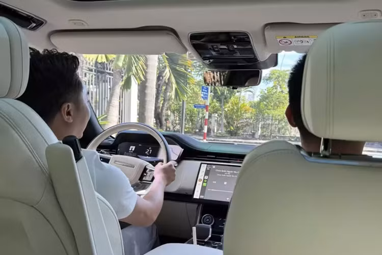 Ngoài ra, xe còn có trang bị màn hình Pivo Pro có kích thước lên tới 13,1 inch, đăng sau vô lăng có sự xuất hiện của màn hình giải trí 11,4 inch và tùy phiên bản còn đi kèm trợ lý ảo Amazon Alexaxe. Range Rover thế hệ mới được trang bị hệ thống âm thanh Meridian với 35 loa, công suất1.608 W, ghế chỉnh điện 24 hướng có tính năng mát-xa...