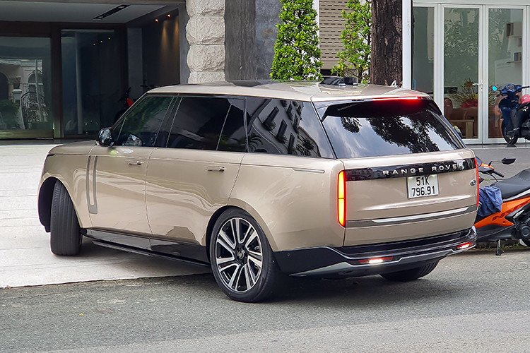 Range Rover 2024 được trang bị hệ truyền động hybrid (MHEV) với động cơ xăng, tăng áp, 6 xi-lanh, dung tích 3.0 lít, sản sinh ra công suất tối đa 355 mã lực và mô-men xoắn cực đại đạt 500 Nm. Xe kết hợp cùng hộp số tự động 8 cấp, vận tốc tối đa 242 km/h.