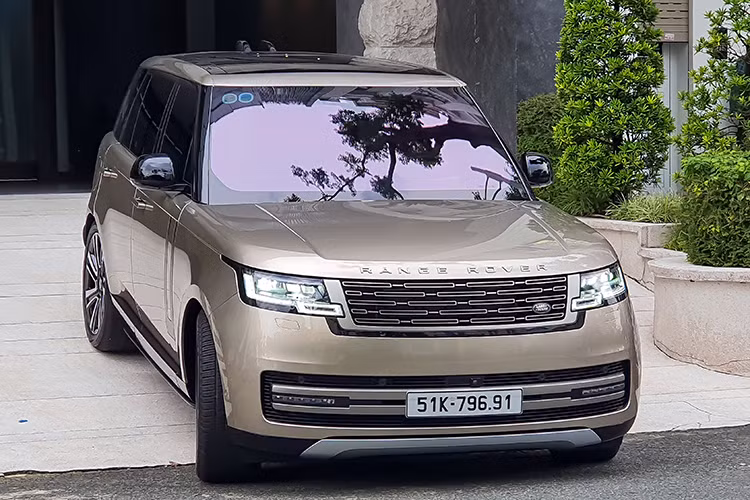 Khá thú vị là chiếc xe SUV hạng sang Range Rover thế hệ mới này được Cường Đô la mua tặng cho Đàm Thu Trang có ngoại thất được sơn màu vàng Batumi Gold. Cụm đèn trước trên xe được trang bị hệ thống đèn pha LED Matrix cao cấp. Ngoài ra, xe còn được trang bị bộ mâm 22 inch 7 chấu với 2 màu tương phản. 