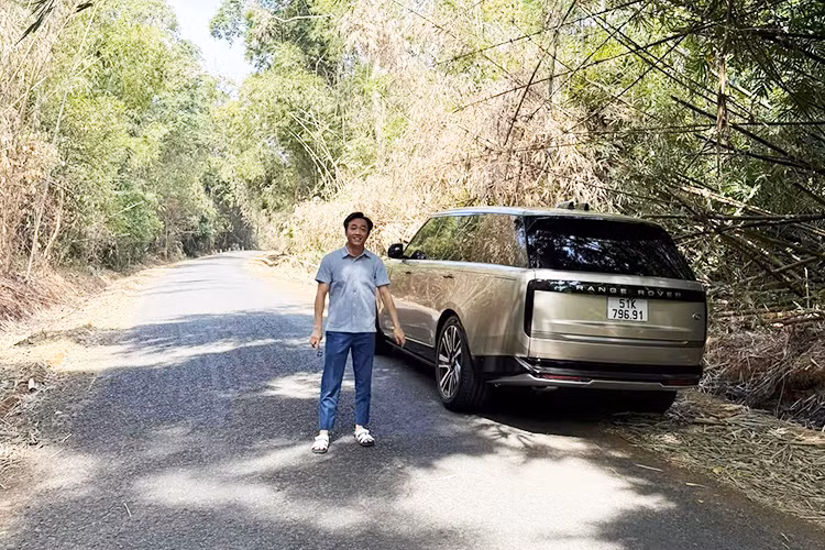 Mới đây, doanh nhân Nguyễn Quốc Cường hay còn gọi là Cường Đô la đã chia sẻ hình ảnh thú vị khi trải nghiệm chiếc xe SUV hạng sang Range Rover thế hệ mới trên 1 con đường lạ, và khi nhờ "chị Google Maps" thì kết quả là Cường Đô la và Range Rover đã bị lạc đường.