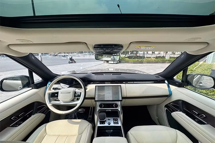 Land Rover đã đưa một loạt các công nghệ tiên tiến vào mẫu xe Range Rover mới như khử tiếng ồn chủ động thế hệ thứ ba mang lại không gian nội thất yên tĩnh nhất khi vận hành trên đường...