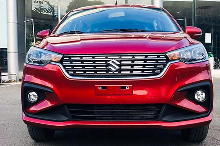 Ngoại thất của Ertiga Limited 2020 không khác biệt nhiều so với phiên bản cũ. Xe sở hữu cụm lưới tản nhiệt cỡ lớn mạ chrome sáng bóng và nối liền đèn pha halogen thấu kính projector, phía bên dưới là cụm đèn sương mù được bố trí nằm trong ốp nhựa giả hốc gió không có thay đổi.